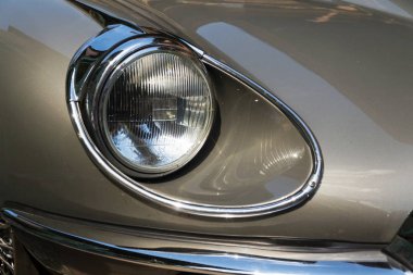 Saalbach-Hinterglemm, Avusturya-21 Haziran 2018: Saalbach klasik ralli üzerinde 21 Haziran 2018 Saalbach-Hinterglemm, Avusturya için hazırlanıyor Vintage araba Jaguar E tipi 4.2 Cabrio oldsmobile gazisi.