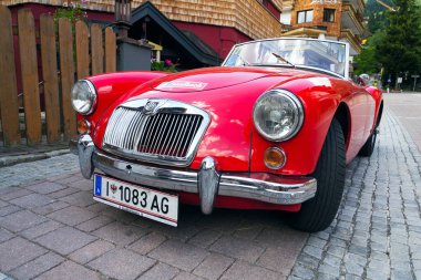 Saalbach-Hinterglemm, Avusturya-21 Haziran 2018: Saalbach klasik ralli üzerinde 21 Haziran 2018 Saalbach-Hinterglemm, Avusturya için hazırlanıyor Vintage araba Mg Mga 1600 roadster oldsmobile gazisi.