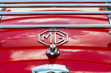 Saalbach-Hinterglemm, Avusturya-21 Haziran 2018: Saalbach klasik ralli üzerinde 21 Haziran 2018 Saalbach-Hinterglemm, Avusturya için hazırlanıyor Vintage araba Mg Mga 1600 roadster oldsmobile gazisi.