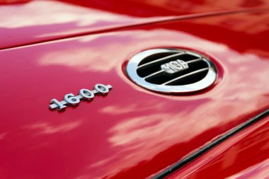 Saalbach-Hinterglemm, Avusturya-21 Haziran 2018: Saalbach klasik ralli üzerinde 21 Haziran 2018 Saalbach-Hinterglemm, Avusturya için hazırlanıyor Vintage araba Mg Mga 1600 roadster oldsmobile gazisi.