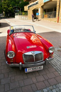 Saalbach-Hinterglemm, Avusturya-21 Haziran 2018: Saalbach klasik ralli üzerinde 21 Haziran 2018 Saalbach-Hinterglemm, Avusturya için hazırlanıyor Vintage araba Mg Mga 1600 roadster oldsmobile gazisi.