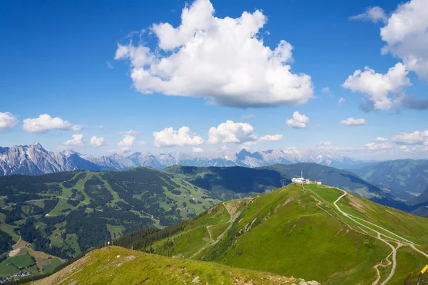 骑自行车下坡的 线小径从 Schattberg Ost Saalbach Hinterglemm — 图库照片