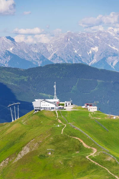 骑自行车下坡的 线小径从 Schattberg Ost Saalbach Hinterglemm — 图库照片