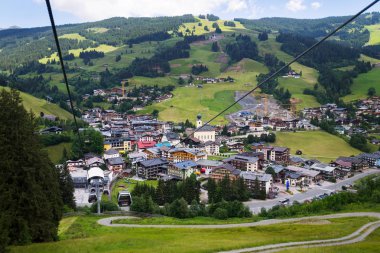 Saalbach havadan görünümden Schattberg X-Press teleferik üzerinde X-line bisikletçileri iz, Saalbach-Hinterglemm, Alpler, Zell am bkz: bölge, Salzburg federal devlet, Avusturya 