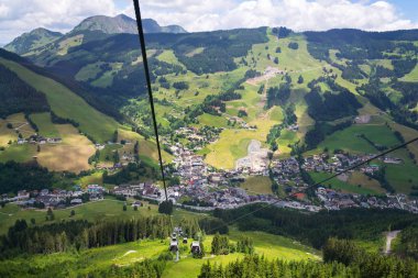 Saalbach havadan görünümden Schattberg X-Press teleferik üzerinde X-line bisikletçileri iz, Saalbach-Hinterglemm, Alpler, Zell am bkz: bölge, Salzburg federal devlet, Avusturya 