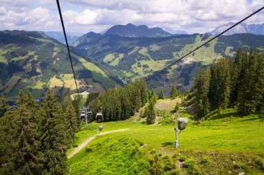 Saalbach havadan görünümden Schattberg X-Press teleferik üzerinde X-line bisikletçileri iz, Saalbach-Hinterglemm, Alpler, Zell am bkz: bölge, Salzburg federal devlet, Avusturya 