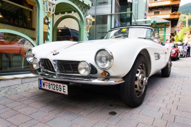 Saalbach-Hinterglemm, Avusturya-21 Haziran 2018: 1956 1959 tarihinde 21 Haziran 2018 Saalbach-Hinterglemm, Avusturya için üretilen Vintage Araba Bmw 507 roadster oldsmobile gazisi.