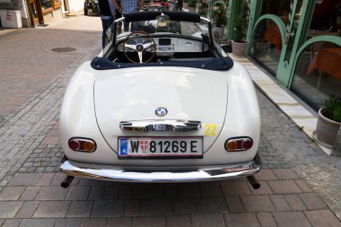 Saalbach-Hinterglemm, Avusturya-21 Haziran 2018: 1956 1959 tarihinde 21 Haziran 2018 Saalbach-Hinterglemm, Avusturya için üretilen Vintage Araba Bmw 507 roadster oldsmobile gazisi.