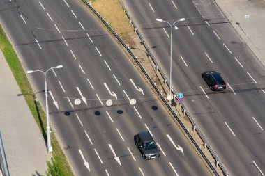 Zlin, Çek Cumhuriyeti - 29 Nisan 2018: Kuşlar yarısı boş road araçları ile sürücüsüz teknoloji kavramı üzerinde 29 Nisan 2018 Zlin, Çek Cumhuriyeti için görünümü göz.