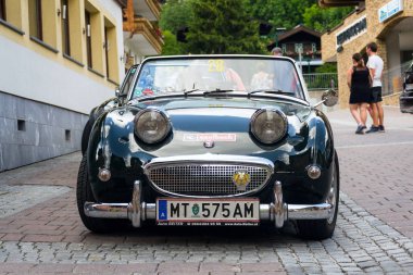 Saalbach-Hinterglemm, Avusturya-21 Haziran 2018: 21 Haziran 2018 Saalbach-Hinterglemm, Avusturya için Austin Healey roadster oldsmobile usta 1958 1971 için üretilen Sprite Vintage araba duruyor.