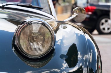 Saalbach-Hinterglemm, Avusturya-21 Haziran 2018: 21 Haziran 2018 Saalbach-Hinterglemm, Avusturya için Austin Healey roadster oldsmobile usta 1958 1971 için üretilen Sprite Vintage araba duruyor.
