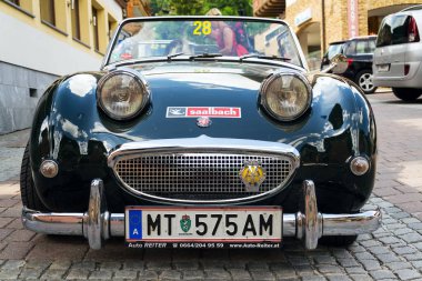 Saalbach-Hinterglemm, Avusturya-21 Haziran 2018: 21 Haziran 2018 Saalbach-Hinterglemm, Avusturya için Austin Healey roadster oldsmobile usta 1958 1971 için üretilen Sprite Vintage araba duruyor.