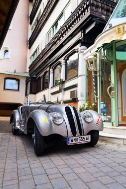Saalbach-Hinterglemm, Avusturya-21 Haziran 2018: Vintage Araba Bmw 328 roadster oldsmobile gazisi 1936 1940 için üretilen 21 Haziran 2018 Saalbach-Hinterglemm, Avusturya için üzerinde duruyor.