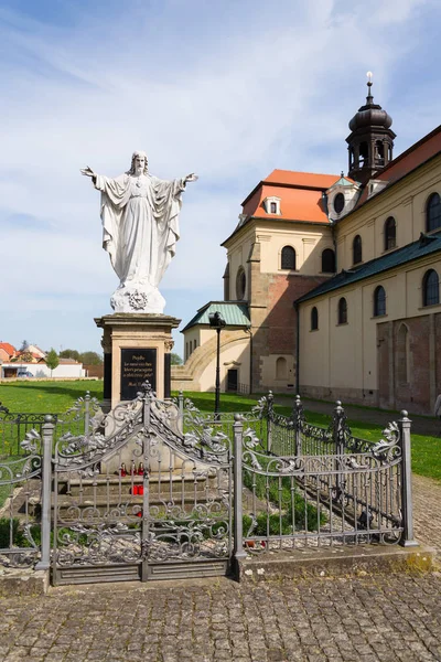 Jesus Kristus Med Åbne Arme Statue Foran Pilgrimsfærd Basilica Assumption - Stock-foto