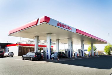 Osice, Çek Cumhuriyeti - 20 Nisan 2018: Benzina petrol ve gaz şirketi logosuna benzin istasyonu üzerinde 20 Nisan 2018 Osice, Çek Cumhuriyeti.