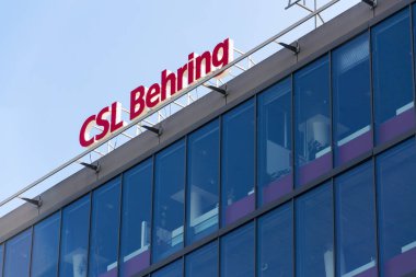 Prague, Çek Cumhuriyeti - 14 Ekim 2017: olay yeri inceleme uzmanı Behring biyofarmasotik şirket logosu üzerinde 14 Ekim 2017 üzerinde bina Prag, Çek Cumhuriyeti Merkez. 