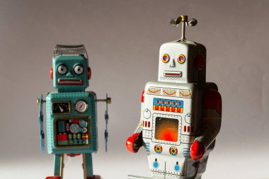 İki vintage teneke oyuncak robot, robot teslim, yapay zeka kavramı