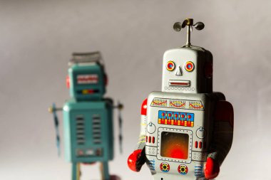 İki vintage teneke oyuncak robot, robot teslim, yapay zeka kavramı