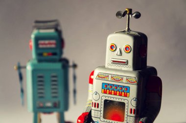 İki vintage teneke oyuncak robot, robot teslim, yapay zeka kavramı