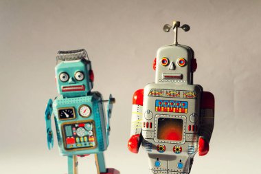 İki vintage teneke oyuncak robot, robot teslim, yapay zeka kavramı