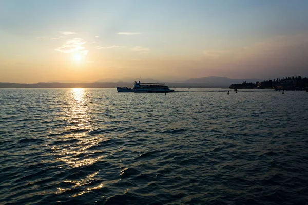 Fähre Schwimmt Auf Dem Lago Garda Der Nähe Der Scaliger — Stockfoto