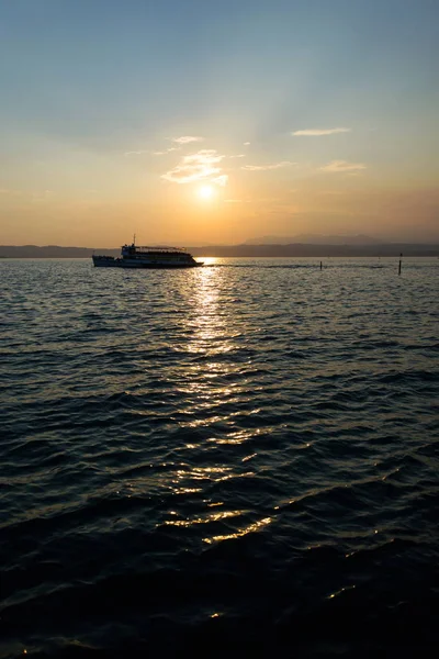 Ferry Flutuando Lago Garda Perto Castelo Scaliger Durante Belo Pôr — Fotografia de Stock