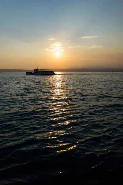 Fähre Schwimmt Auf Dem Lago Garda Der Nähe Der Scaliger — Stockfoto