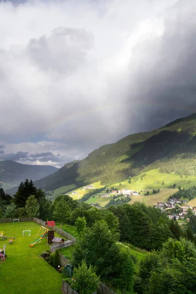 Gökkuşağının Üstünde Schattberg Dağ Vadisi Içinde Geçmiş Saalbach Hinterglemm Alpler — Stok fotoğraf