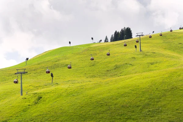 美丽的阿尔卑斯山风景与 Zwolferkogel 缆绳车在 Hinterglemm Saalbach 泽尔是看见区 萨尔茨堡联邦政府 奥地利 — 图库照片