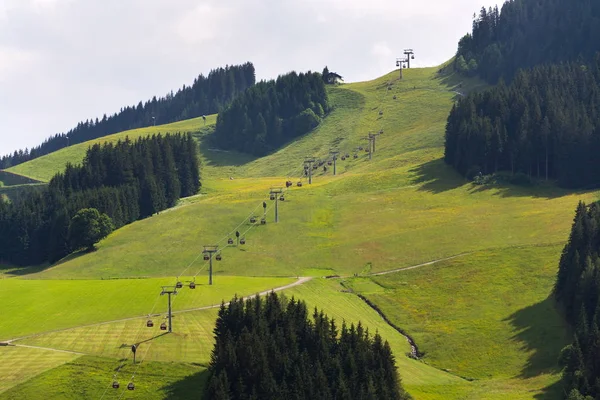 美丽的阿尔卑斯山风景与 Zwolferkogel 缆绳车在 Hinterglemm Saalbach 泽尔是看见区 萨尔茨堡联邦政府 奥地利 — 图库照片