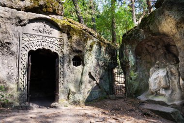 Kumtaşı heykeller 1840sbetween Libechov ve Zelizy, Çek Cumhuriyeti Vaclav Levy tarafından Klacelka cave adam yaptı