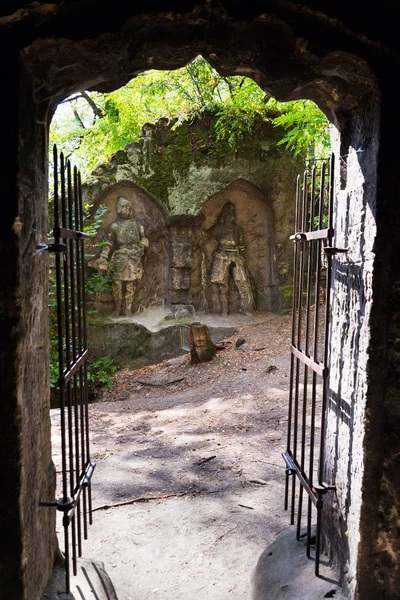 在捷克共和国的 1840Sbetween Libechov Zelizy 人造洞穴 Klacelka 的砂岩雕塑 — 图库照片