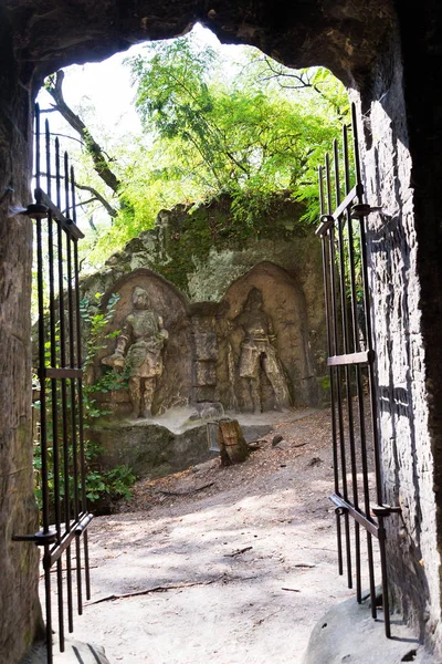在捷克共和国的 1840Sbetween Libechov Zelizy 人造洞穴 Klacelka 的砂岩雕塑 — 图库照片