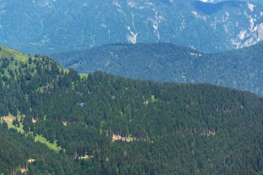 Mavi tıp helikopter Mcdonnell Douglas Md900 Explorer Wildenkarkogel Mountain yakınındaki Alpler üzerinde uçan, Saalbach-Hinterglemm, Zell am See bölgesinde, Salzburg federal devlet, Avusturya