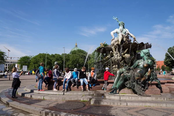 Berlino Germania Maggio 2018 Persone Davanti Alla Fontana Del Nettuno — Foto Stock