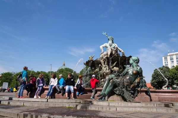 Berlino Germania Maggio 2018 Persone Davanti Alla Fontana Del Nettuno — Foto Stock