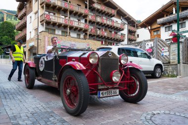Saalbach-Hinterglemm, Avusturya-21 Haziran 2018: Vintage İtalyan araba Lancia Lambda türü 221 örümcek 1927 oldsmobile kıdemli 21 Haziran 2018 Saalbach-Hinterglemm, Avusturya.