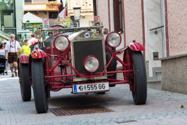 Saalbach-Hinterglemm, Avusturya-21 Haziran 2018: Vintage İtalyan araba Lancia Lambda türü 221 örümcek 1927 oldsmobile kıdemli 21 Haziran 2018 Saalbach-Hinterglemm, Avusturya.
