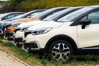 Prague, Çek Cumhuriyeti - 15 Ağustos 2018: Renault şirket logosu araba bayilik 15 Ağustos 2018 Prag'da bina önünde. 
