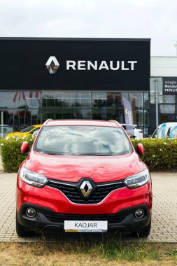 Prague, Çek Cumhuriyeti - 15 Ağustos 2018: Renault şirket logosu araba bayilik 15 Ağustos 2018 Prag'da bina önünde. 