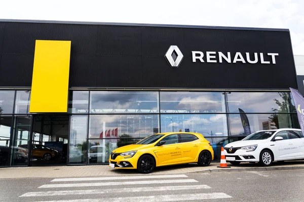 Praga República Checa Agosto 2018 Logotipo Empresa Renault Automóvil Frente — Foto de Stock