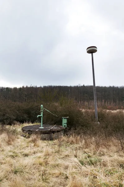 Old Rusty Green Pump Dry Yellow Grass Leafless Forest Cloudy — Stock Photo, Image