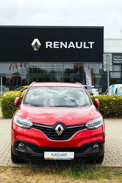 Prague, Çek Cumhuriyeti - 15 Ağustos 2018: Renault şirket logosu araba bayilik 15 Ağustos 2018 Prag'da bina önünde. 