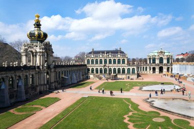 Dresden, Almanya - 2 Nisan 2018: İnsanlar yürüyüş etrafında 2 Nisan 2018 Barok Zwinger palace Dresden, Almanya.