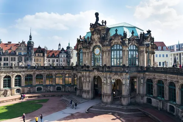 Дресден Германия Апреля 2018 Года Дрездене Германия Люди Ходят Дворцу — стоковое фото