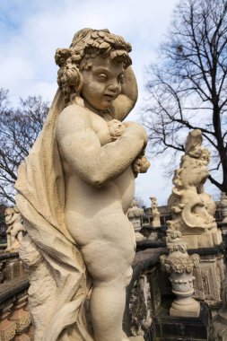 Barok Zwinger Palace güneşli bahar günü Dresden, Almanya, Nymphenbad çevresinde heykeller