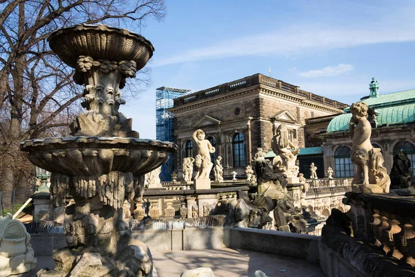 Estátuas Redor Nymphenbad Palácio Barroco Zwinger Dresden Alemanha Dia Ensolarado — Fotografia de Stock