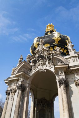 Toplantı noktası Kronentor, taç kapısı ayrıntı Dresden, Almanya, güneşli bir gün mavi gökyüzü arka plan barok Zwinger Palace