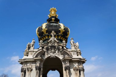 Toplantı noktası Kronentor, taç kapısı ayrıntı Dresden, Almanya, güneşli bir gün mavi gökyüzü arka plan barok Zwinger Palace