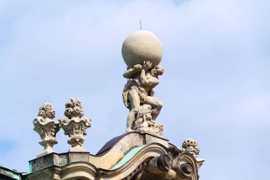 Atlas Tanrı heykeli holding küre omuzlarında, Wallpavillon Zwinger palace, Dresden, Almanya, güneşli gün açık mavi gökyüzü arka plan